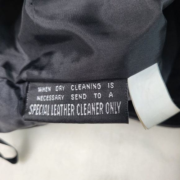 Vintage Wilson's Black Leather Skirt. Size 8 - Picture 10 of 11